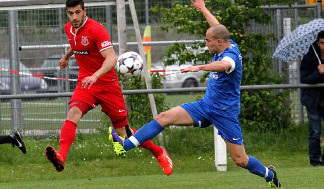 Meist zu weit weg vom Gegner: Hier kom..., rechts) gegen Bilal Dirani zu spt.   | Foto: Hecht