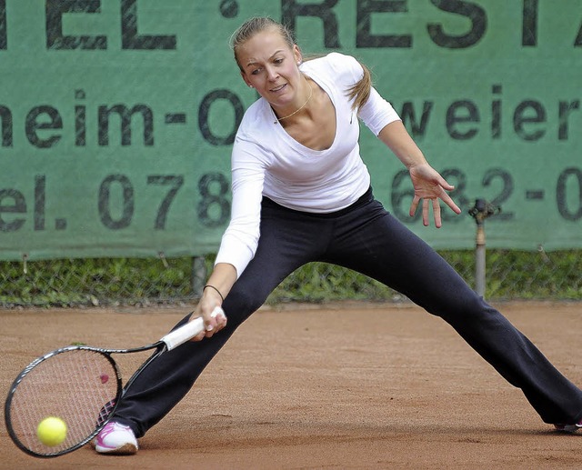 Melissa Kromer vom TC Blau-Wei Oberweier streckt sich nach einem Ball.   | Foto:  Bettina Schaller