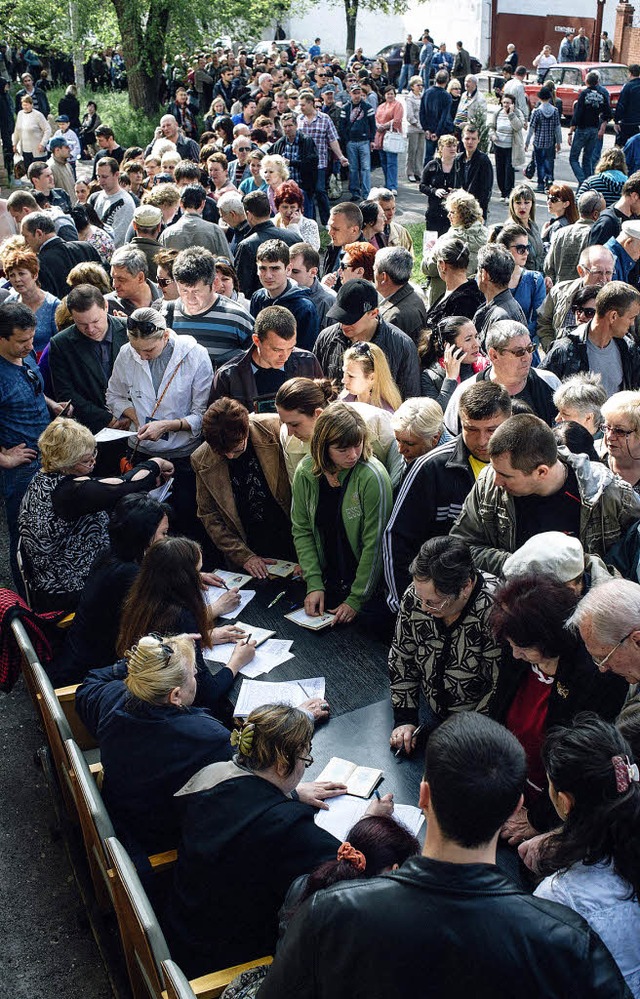 Vor den Wahlsttten bildeten sich lange Schlangen.   | Foto: dpa