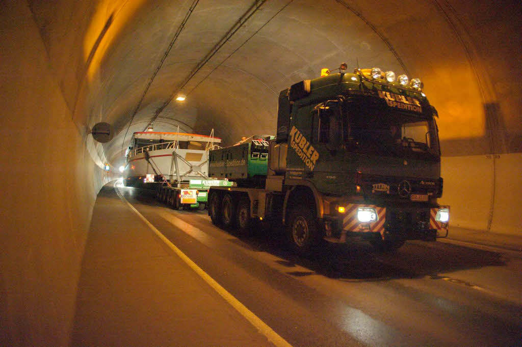 Der Tunnel von Dggingen: Dass Laster und Schiff da durchpassen, hatten die Fahrer im Vorfeld ausgemessen.