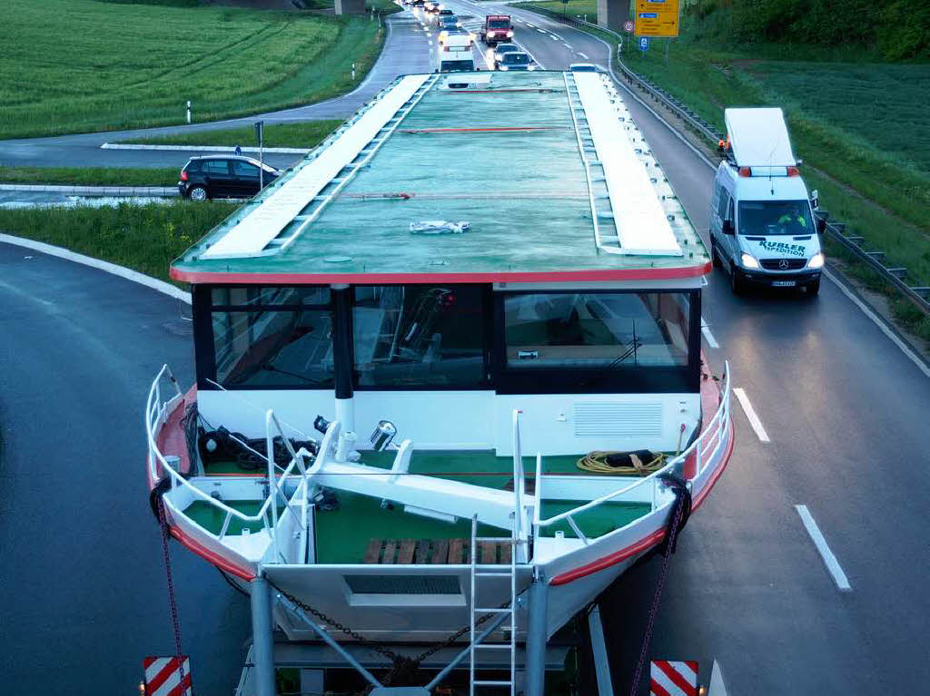 32 Meter lang, 93 Tonnen Gewicht – das neue Ausflugsschiff fr den Schluchsee ist ein Koloss.
