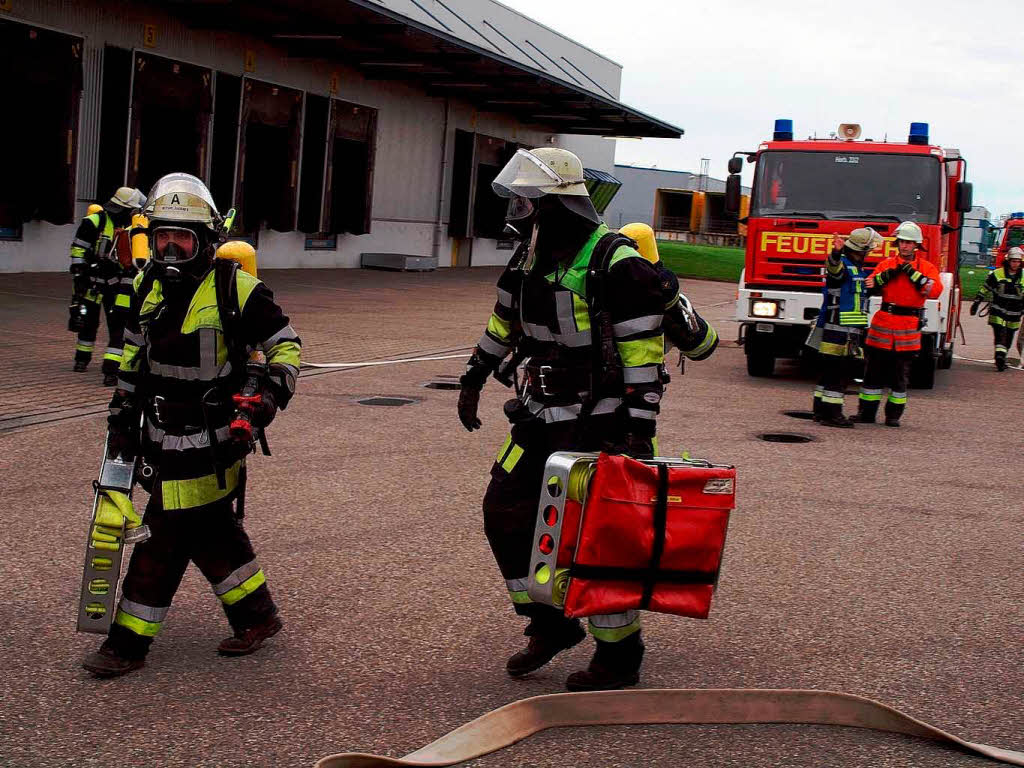 Atemschutztrger: Mit den Schluchen auf dem Weg zum Halleneingang