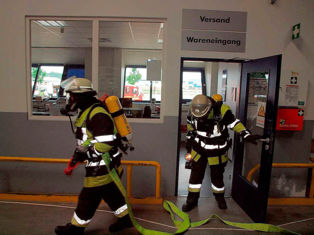 Menschensuche und Schlauchlegen in der Halle.