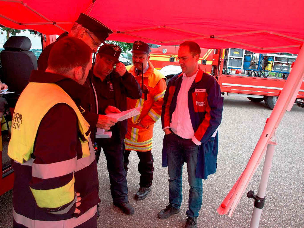 Kreisbrandmeister Jrg Berger, Stadtommandant Martin Hmerle und Markus Kaspar, Kommandant der Kenzinger Stadtwehr mustern den Einsatzplan