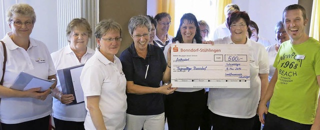 Schwaninger Landfrauen spenden fr die...bei der Spendenbergabe von 500 Euro.   | Foto: Erhard MoraTH