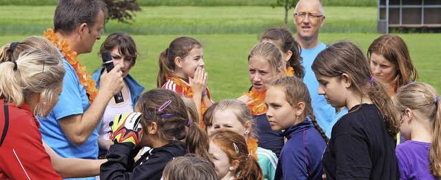 Nach dem Spiel ist vor dem Spiel:  Ges...homas Krumm (links) am Spielfeldrand.   | Foto: Werner Schnabl