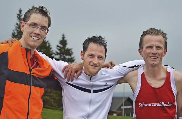 Siegertrio auf der Passhhe: Dominik U...tor Larisch (links) und Joachim Benz.   | Foto: junkel