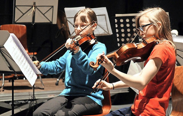 Zwei junge Mitglieder des Unterstufenorchesters des Scheffel-Gymnasiums   | Foto: Wolfgang Knstle