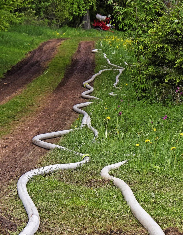 Lange Schlauchleitungen mussten verlegt werden.  | Foto: Chris Seifried