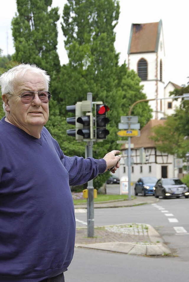 Rotes Signal fr den Durchgangsverkehr...hrlehrer Michael Baumann  fraglich.     | Foto: Herbert Frey
