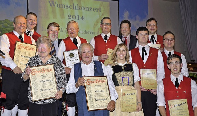 Beim Wunschkonzert der Trachtenkapelle...gen wurden mehrere Mitglieder geehrt.   | Foto: hans-jochen voigt