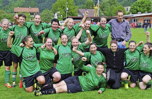 Aufgestiegen! Die Damenmannschaft am S...ingen mit Trainer Bernhard Zimmermann   | Foto: Steinfelder