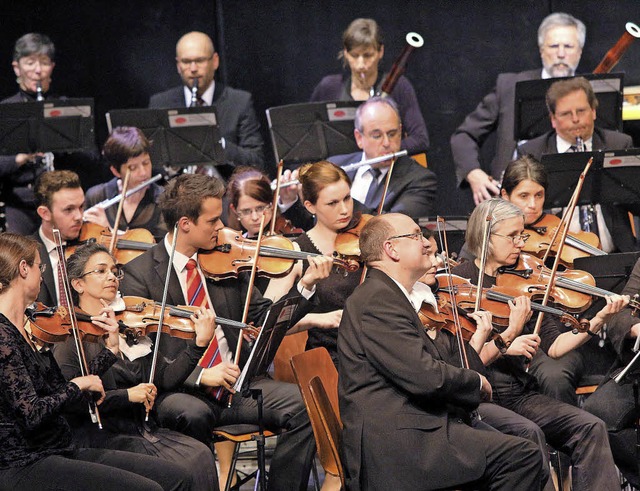 Die Philharmonie am Forum erwies sich ...olisten Elias David Moncado (rechts).   | Foto: P.  Heck/Privat