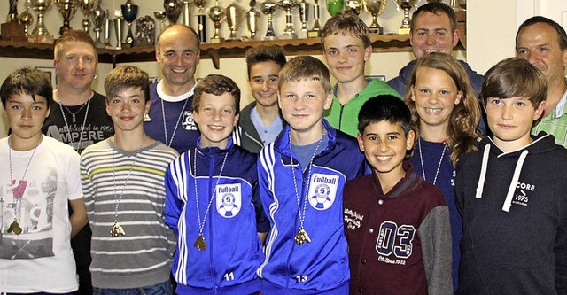 Die D1-Junioren  sind die Mannschaft d...eizerhof und Jugendleiter Uwe Neubert.  | Foto: Monika Weber