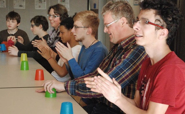 Aufwrmphase: Mit Bechern und Hnden entsteht ein klingender Rhythmus.   | Foto: Maja Tolsdorf