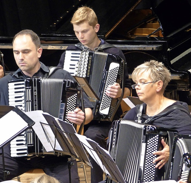 Klangvoll spielt das Akkordeonorchester auf.  | Foto: Ingrid Arndt