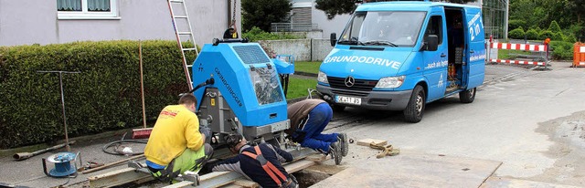 Mit einer hydraulischen Zugmaschine ta...n die Stadtwerke Wasserleitungen aus.   | Foto: BZ