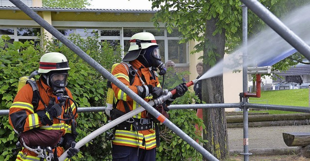 &#8222;Wasser marsch!&#8220; Auch dies...normalen Feuerwehrleistungswettkampf.   | Foto: gross