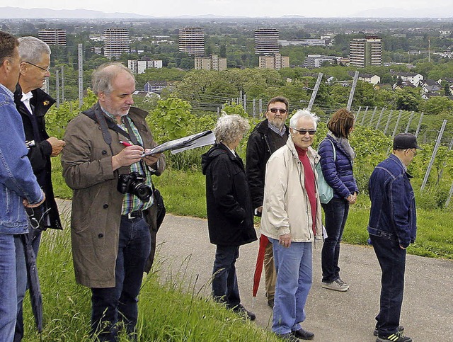 Haiko Holland (mit Karte) fhrte ber den Lahrer Hausberg.  | Foto: H. foessel