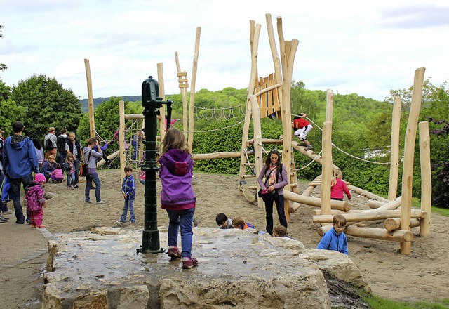 Anregende Gerte, naturnahe Umgebung &...zert hat das Zeug zum Kinderparadies.   | Foto: Antje Gessner