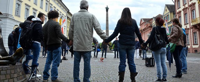 Mahnwache fr den Frieden in der Ukraine auf dem Offenburger Rathausplatz  | Foto: Burgmaier Ralf