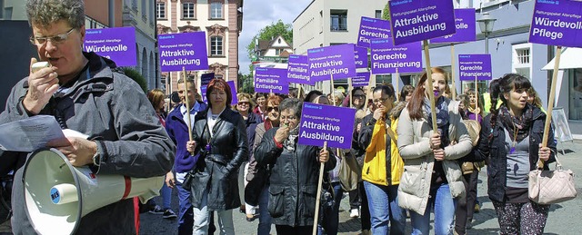 Wolfgang Paulsen vom Paul-Gerhardt-Wer...Demonstrationszug durch Offenburg an.   | Foto: Seller