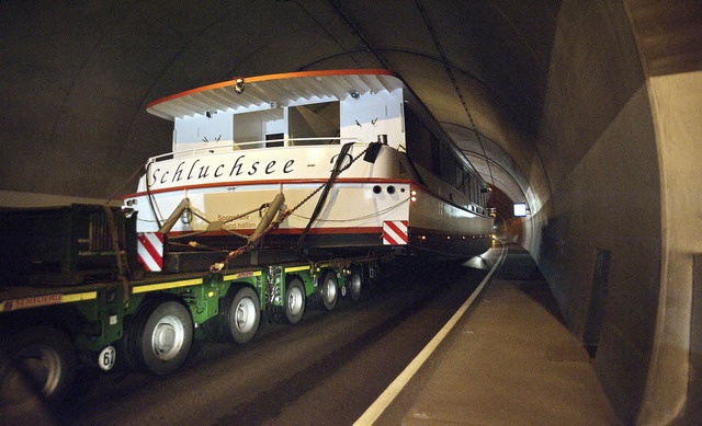 Einmal durch die Rhre: Das neue Ausflugsschiff im Dgginger Tunnel  | Foto: Philippe Thines