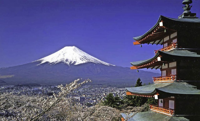 In Japan gibt es viel zu unternehmen:  beispielsweise  den Fuji besteigen.   | Foto: Dpa