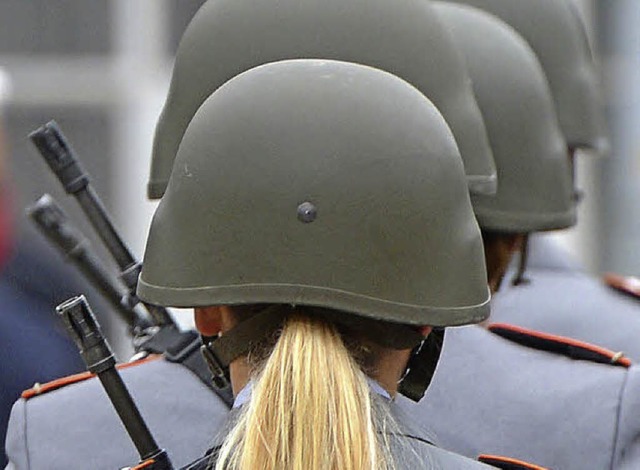 Kein ungewhnlicher Anblick mehr: Frauen bei der Bundeswehr   | Foto: dpa
