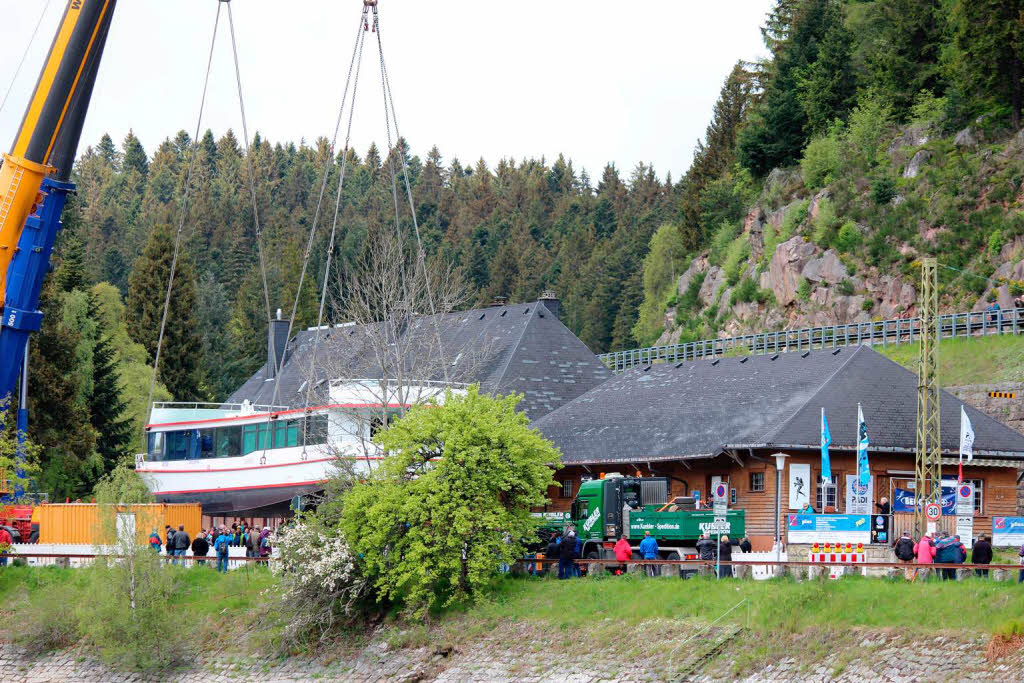 Die MS Schluchsee wird langsam in Richtung Schluchsee manvriert.