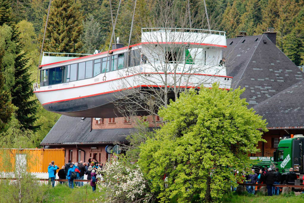 Die MS Schluchsee wird langsam in Richtung Schluchsee manvriert.