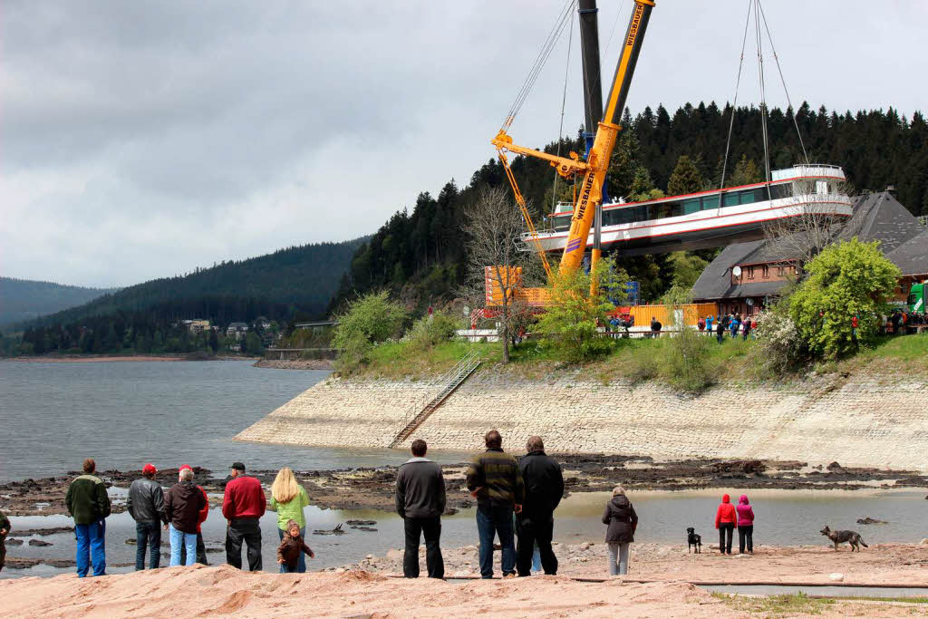 Die MS Schluchsee wird langsam in Richtung Schluchsee manvriert.