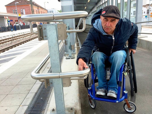 Behindertenbeauftragter Bruno Stratz testet den Emmendinger Bahnhof  | Foto: Patrik Mller