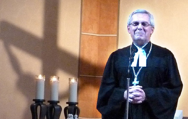 Landesbischof Ulrich Fischer verabschi...in der evangelischen Kirche Ihringen.   | Foto: christine weirich