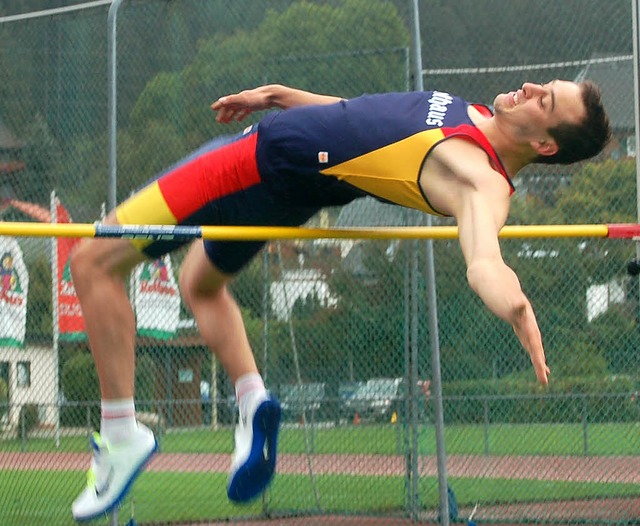 Hoch hinaus im Neustdter Jahnstadion: Patrick Braun   | Foto: junkel