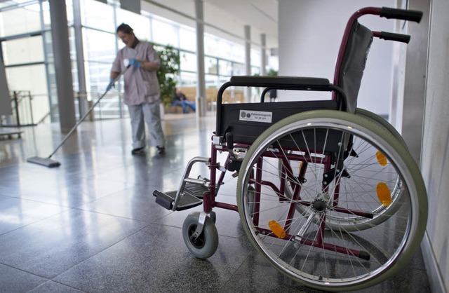 Eine Putzfrau in einer Heidelberger Klinik.  | Foto: Uwe Anspach