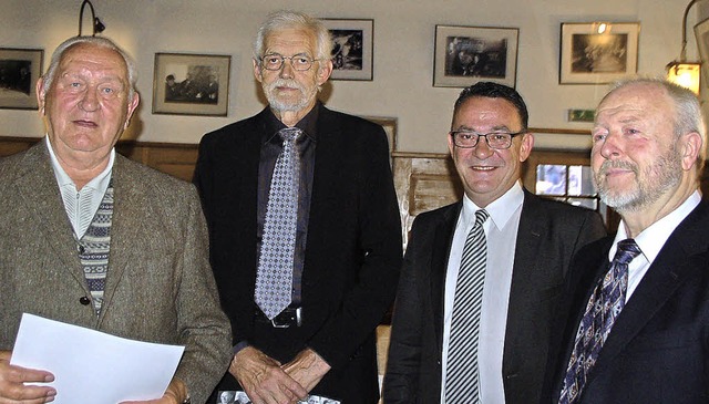 Willi Kerber (von rechts) und Marcel S...drich Bolz die Urkunden fr 40 Jahre.   | Foto: Pia Grttinger
