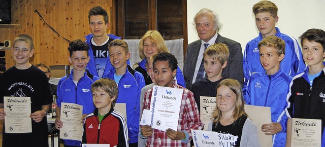 Volleyballer, Handballer und Leichtath...ndelfinger Turnvereins wurden geehrt.   | Foto: Jan-Philip Seitz