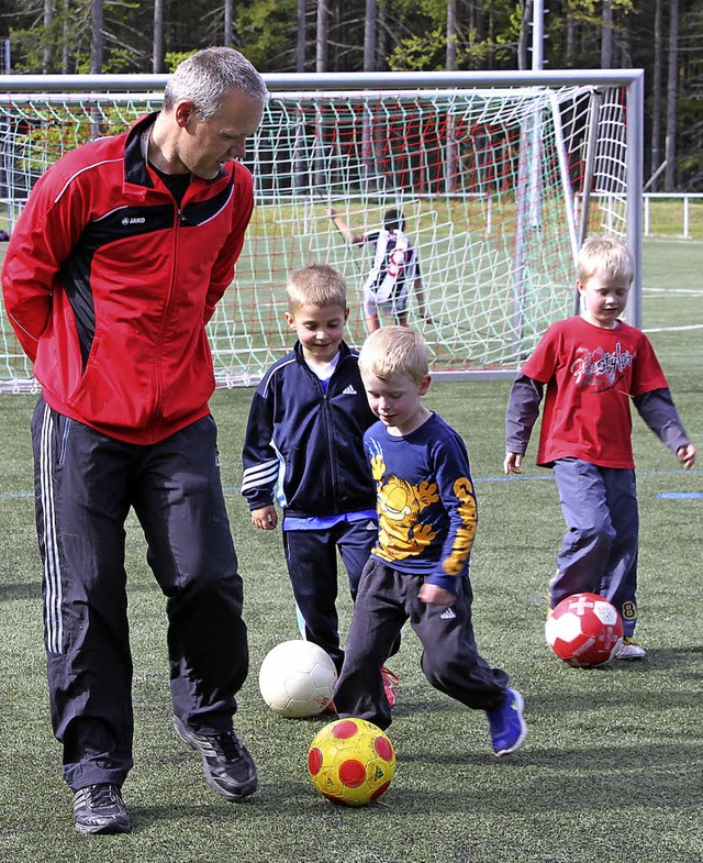 Spielerisch macht Kurt Trndle diese K...dchen und Buben auf die Spielchen ein.  | Foto: Martha Weishaar