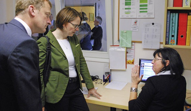 Ulrich Lusche und Annette Widmann-Mauz...en sich Pflegedokumentation erklren.   | Foto: thomas Loisl Mink