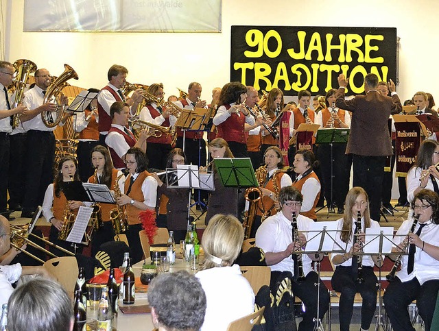 Groer Auftritt: Musikvereine aus Wied...olist Frank Steigner  an der Trompete   | Foto: paul berger