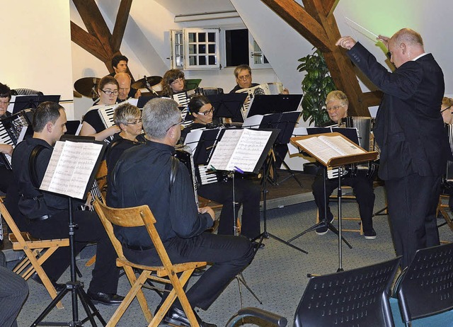 Spielfreude: Martin Eckerlin dirigiert... und Akkordeon-Orchester Rheinfelden.   | Foto: Diehl