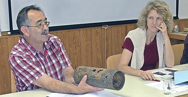 Gnter Sutter vom Ingenieurbro Fritz ...r Kanal in der Blauenstrae erneuert.   | Foto: Herbert Frey