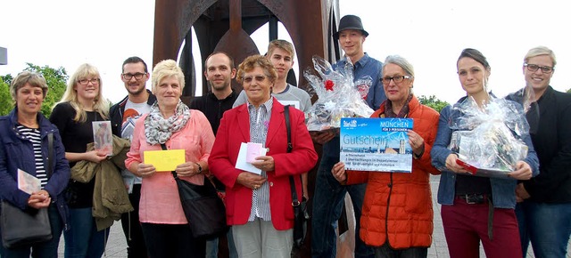 Centermanagerin Eileen Michels (rechts) mit den glcklichen Gewinnern.   | Foto: Frey