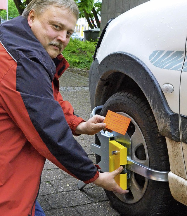 Ein paar Handgriffe, dann ist die Park...hlossen, demonstriert Guido Schwanke.   | Foto: SENF