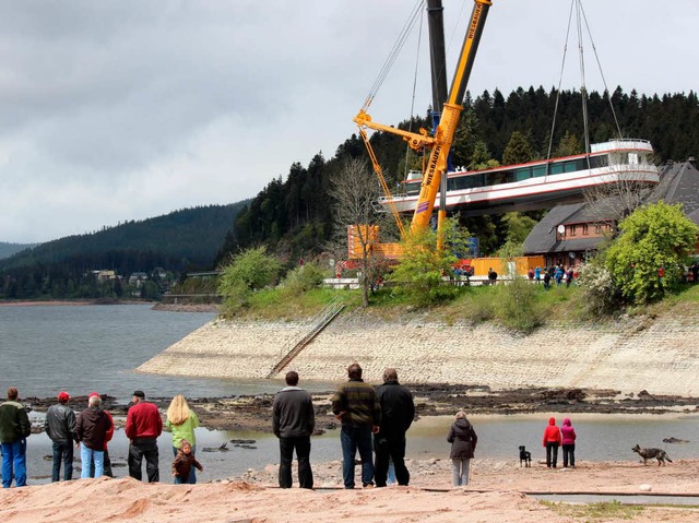 Nach etlichen Stunden Wartezeit ist es...Die Krne heben die  MS Schluchsee an.  | Foto: Joachim Frommherz