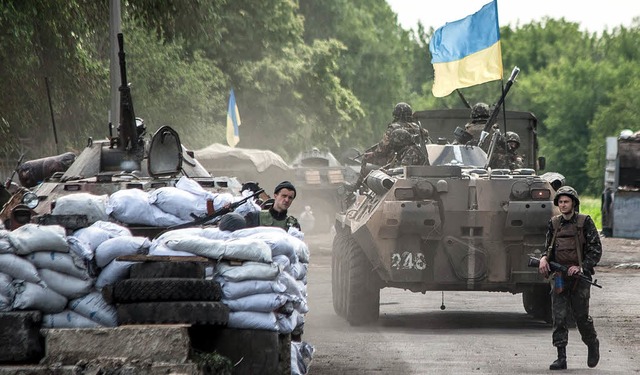 Ukrainische Soldaten an einem Kontrollpunkt in Slaviansk   | Foto: dpa