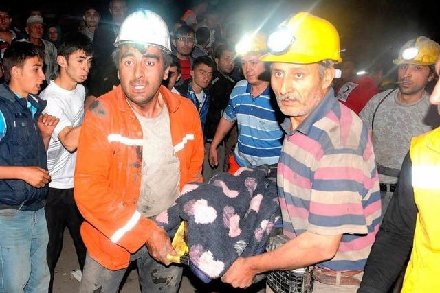 Fotos: Fassungslosigkeit nach Explosion in trkischem Bergwerk