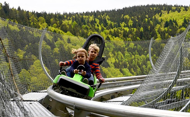 Einsteigen, anschnallen  &#8211; und a...er neuen Coasterbahn im Steinwasenpark  | Foto: Anselm Busshoff