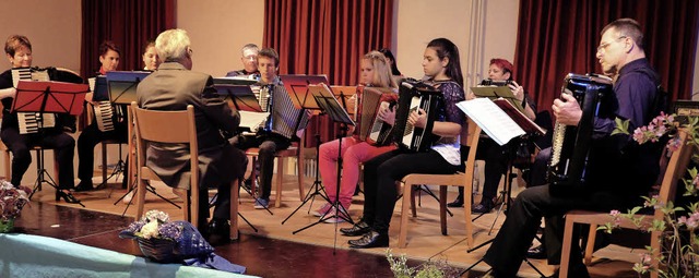 Ensemble und Jugend-Spielgruppe des Ha...en mit musikalischen Frhlingsgren.   | Foto: Eberhard Weiss